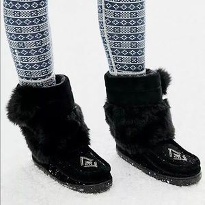 Manitobah blk suede Faux Fur Half Mukluk w/pompoms